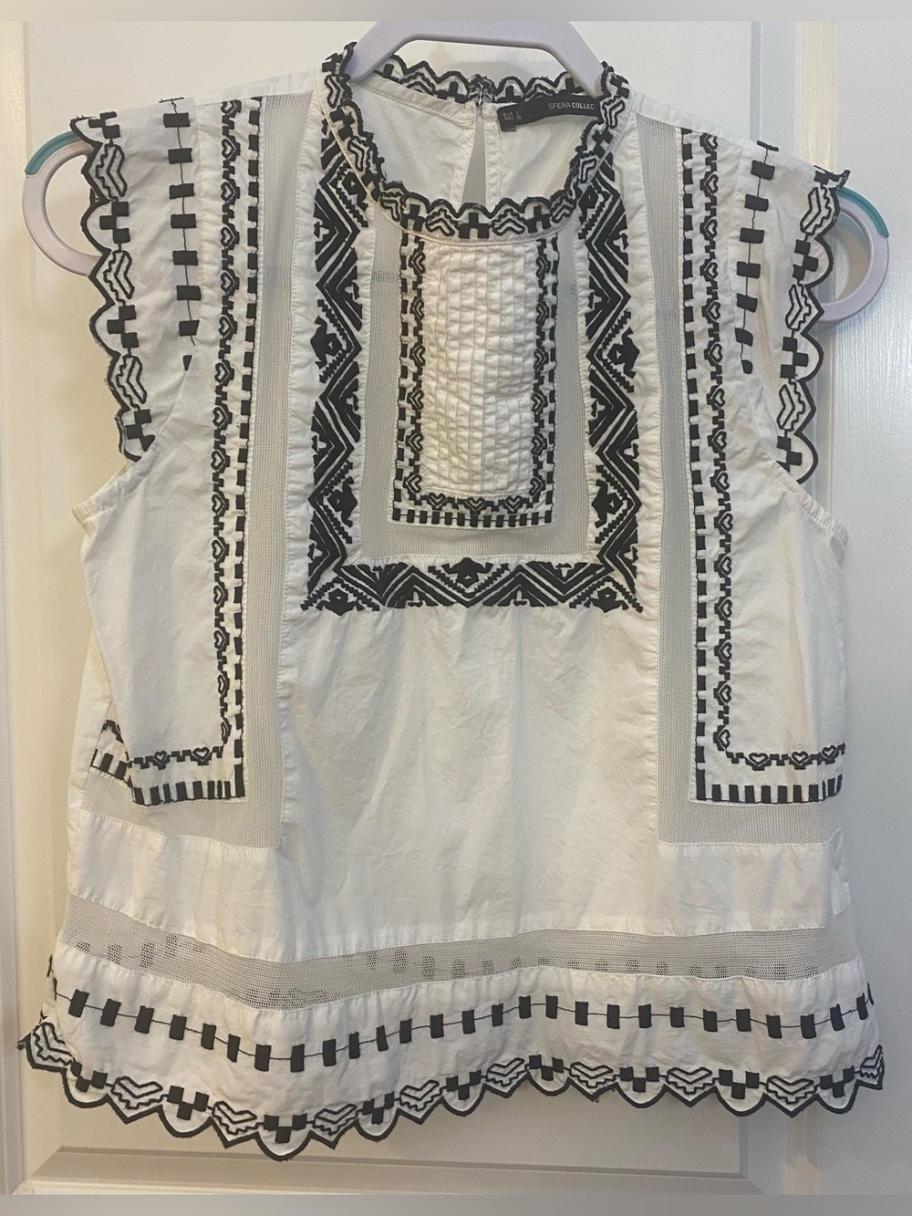 Sfera Collection Mock Neck Sleeveless Bib Top Sz S White w/Black Embroidery Lace